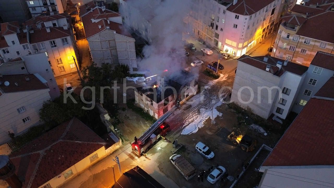 Karamanda Tarihi Sit Alani Binadaki Yangin Saatlerdir Suruyor9