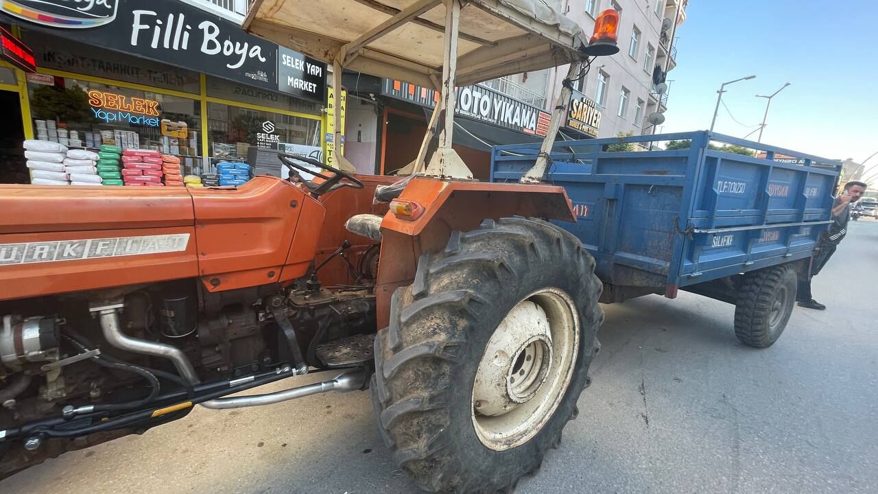 Karamanda Traktor Ile Otomobil Carpisti (2)