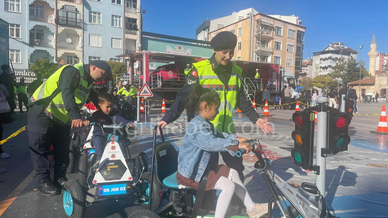 Karamanda Vatandaslar Takla Atan Aracta Kemerin Onemini Ogrendi3