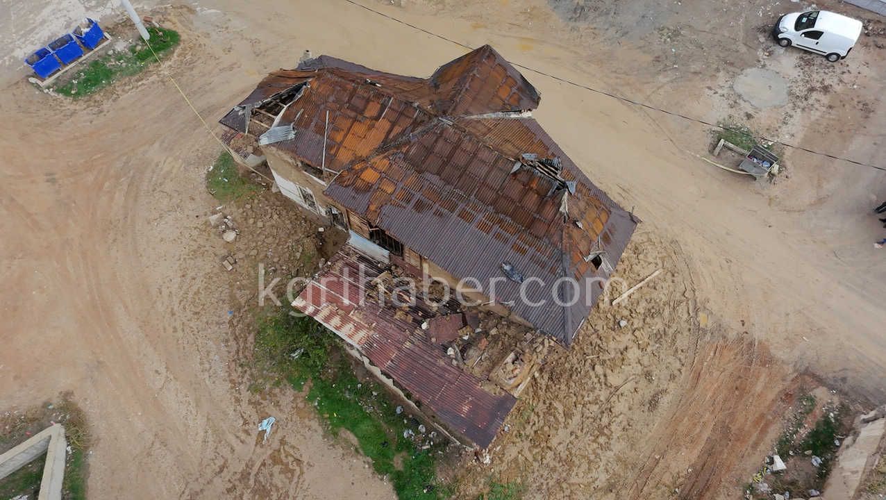 Karamanda Yangin Cikan Tarihi Bina Kismen Coktu Mahalle Sakinleri Yikilmasini Istiyor0