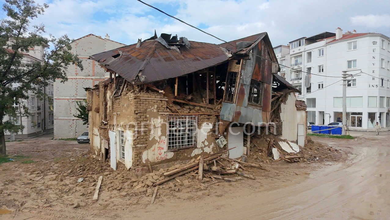 Karamanda Yangin Cikan Tarihi Bina Kismen Coktu Mahalle Sakinleri Yikilmasini Istiyor1