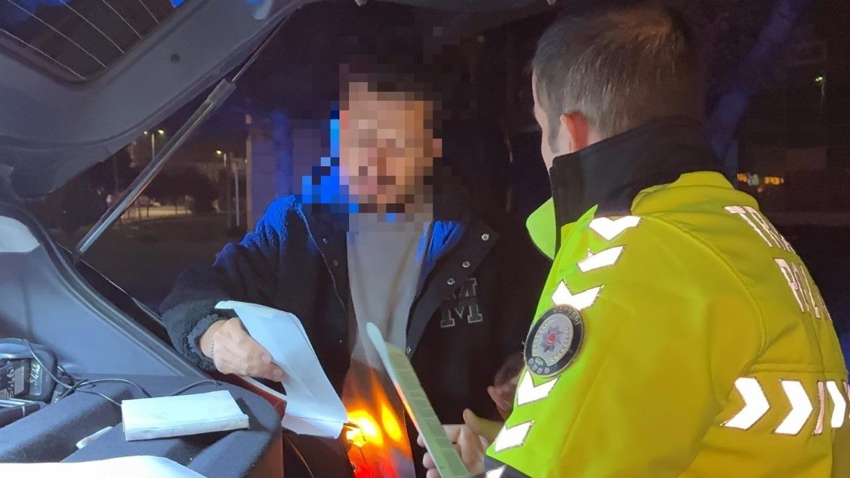 Kayseride Kirmizi Isikta Pes Dedirten Olay Surucu Ve Yolcu Uyuyakaldi2