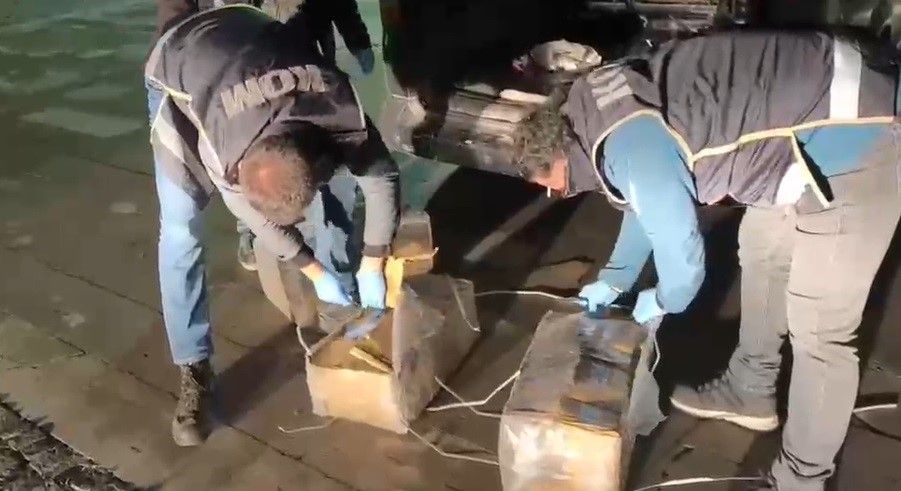 Konyada Ozenle Paketlenmis Kutulardan Cephanelik Cikti (3)