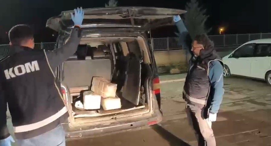 Konyada Ozenle Paketlenmis Kutulardan Cephanelik Cikti (4)