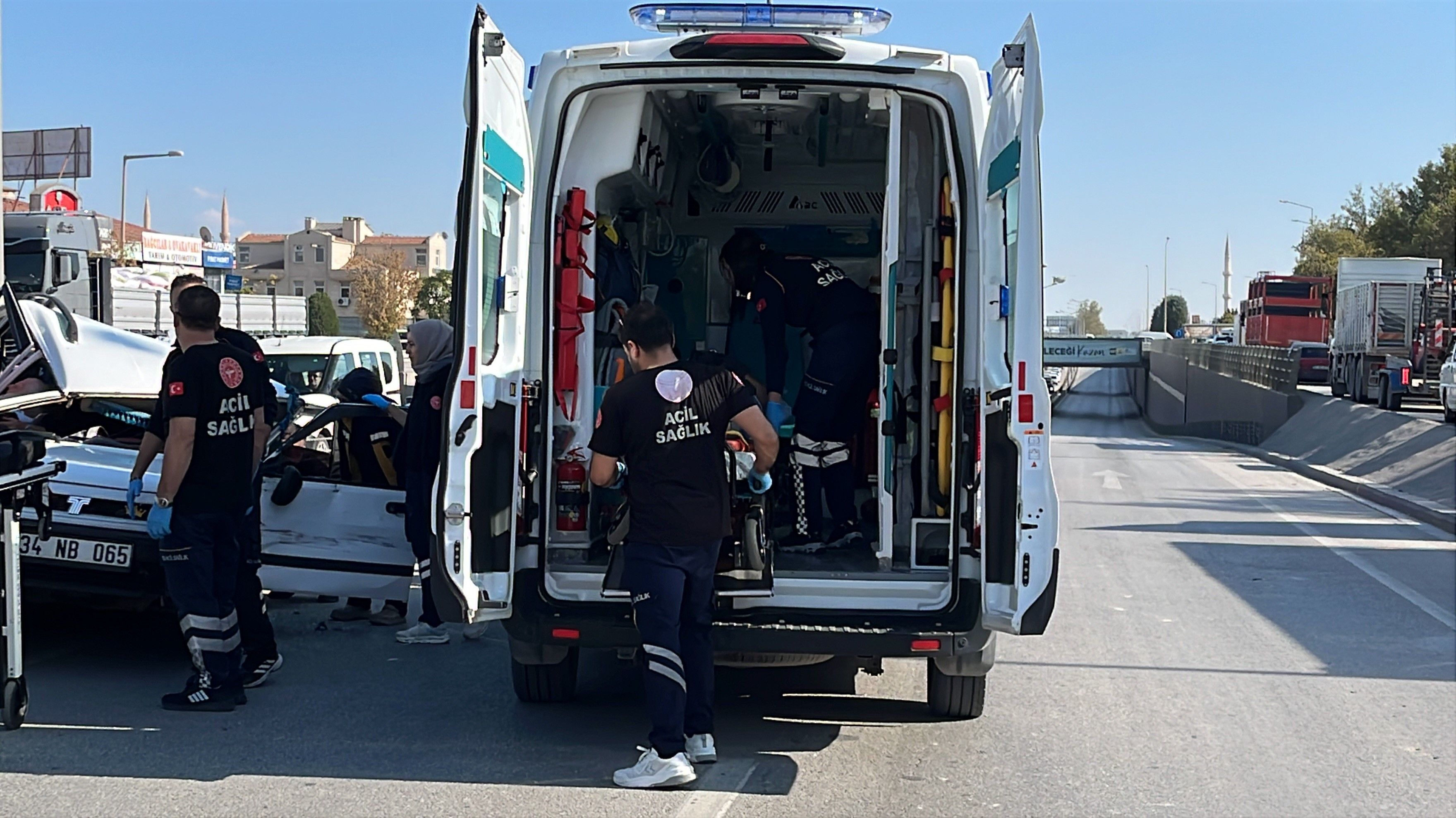 Konyada Tofas Refuje Carpti 4 Kisi Yaralandi (2)