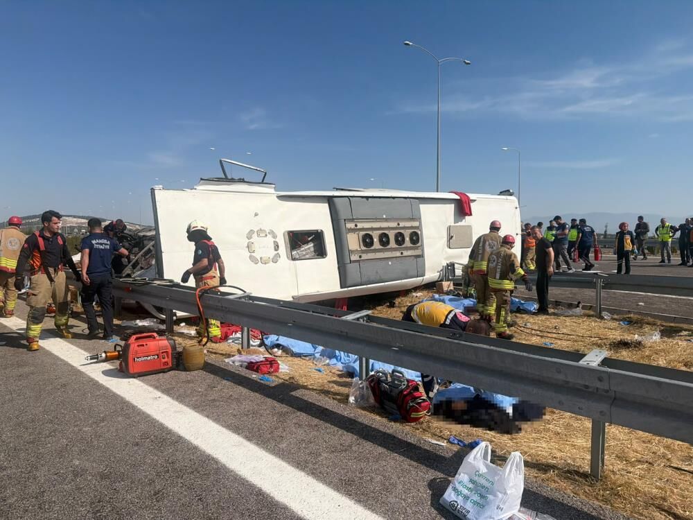 Manisada Katliam Gibi Kaza 11 Olu 26 Yarali (2)