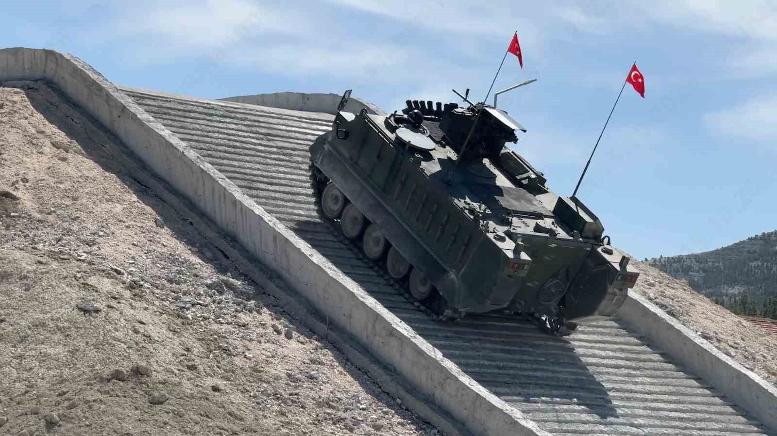 Turkiyenin Ilk Elektrikli Zirhli Araci Sahada (1)